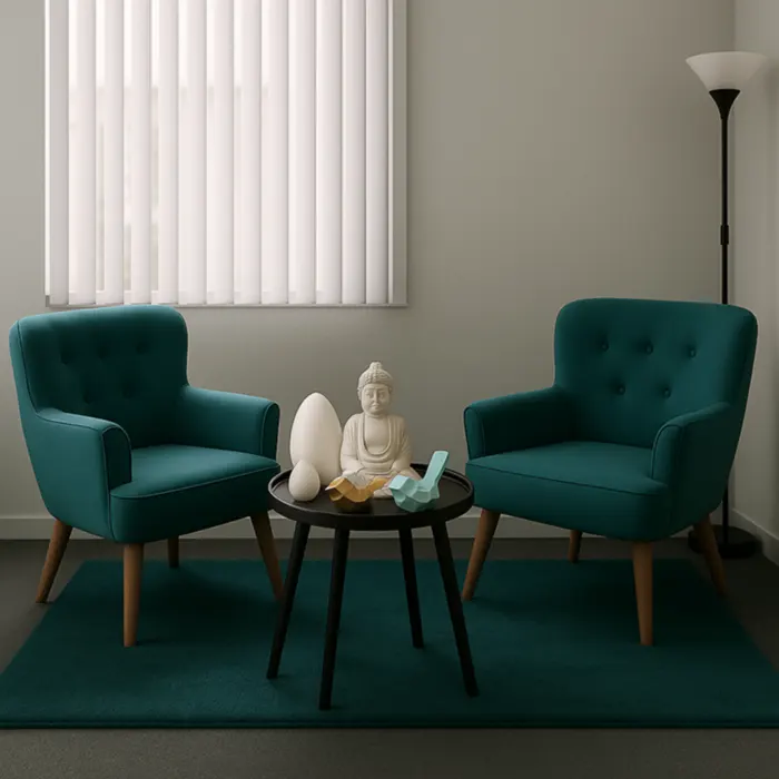 Espace de consultation avec deux fauteuils face à face, table décorée d’un Bouddha et ambiance propice au dialogue